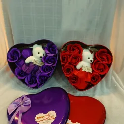 Sevimli Ayıcıq və Güllər – "Səni Sevirəm" Etiketli Ürək Şəkilli Qutu thumbnail