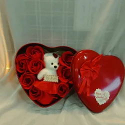 Sevimli Ayıcıq və Güllər – "Səni Sevirəm" Etiketli Ürək Şəkilli Qutu thumbnail