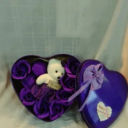 Sevimli Ayıcıq və Güllər – "Səni Sevirəm" Etiketli Ürək Şəkilli Qutu thumbnail